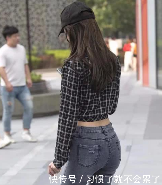 有型又紧致的牛仔裤美女,“筷子腿”看起来够养眼, 舒适也吸睛