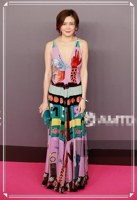 本以为55岁关之琳穿印花裙够少女了，可看到63岁赵雅芝，我沉默了