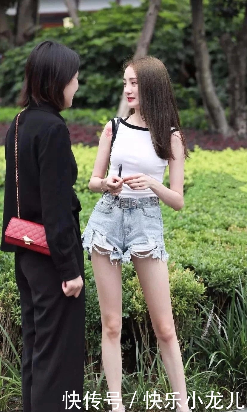  选择|时尚穿搭：苗条身材穿搭牛仔短裤，穿出清凉