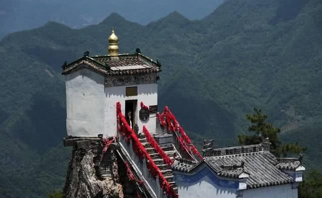 陕西深山之中，藏中国最危险房子，三面悬崖屹立不倒500年！
