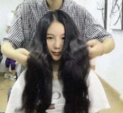 女子为相亲做发型, 剪好后宛若女神, 造型师撩开头发后, 却辣眼睛