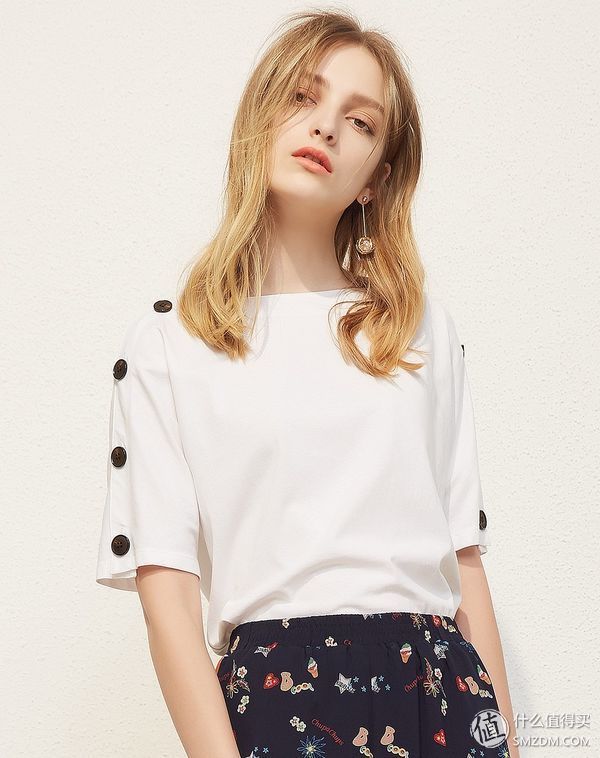 简约优雅的纽扣元素，显瘦复古今夏必备!