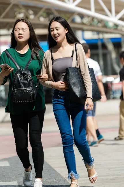 气质小姐姐紧身穿搭加您凹凸有致的身材，精致容颜微微一笑倾城倾