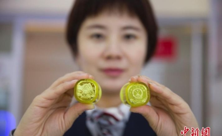  兑换|太原民众排队兑换“圆角正方形”泰山纪念币