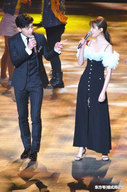 乔欣美炸了！穿超短热裤秀美腿，短到只能用热裤口袋遮三角区！