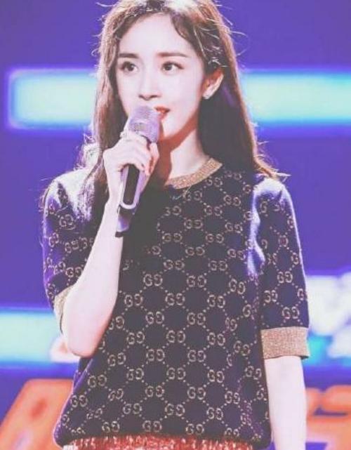 杨幂晒全脸自拍，疑似回应“脸崩”传闻？网友：自拍幂上线了