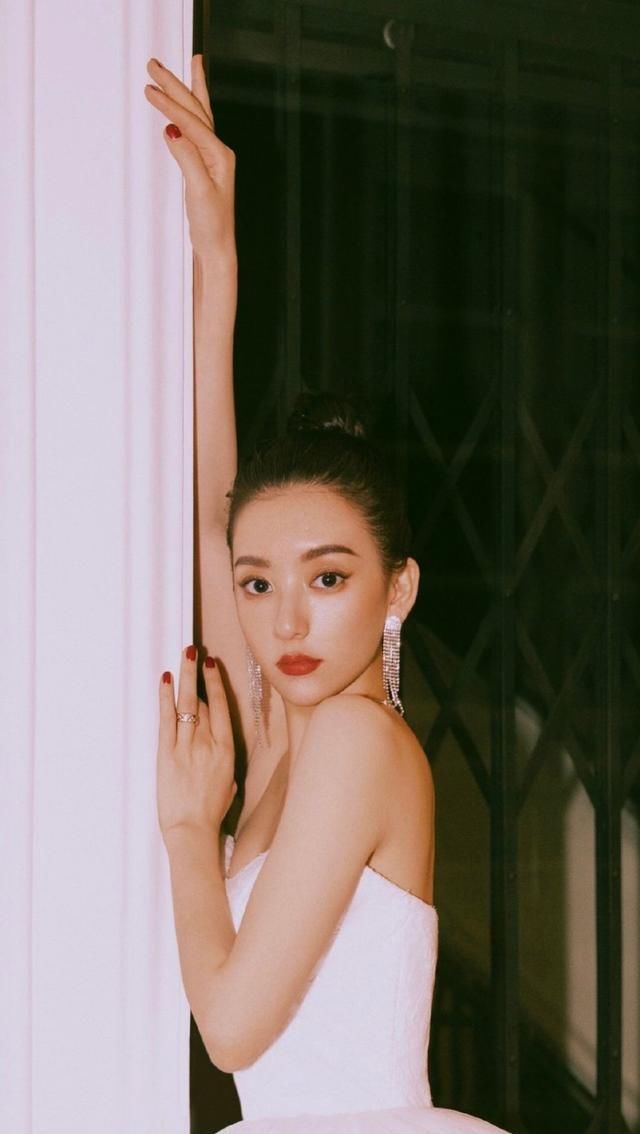  『郭富城』方媛晒华丽亮眼高级照被嘲：嫁给有钱男人的女人，出路只有这一条