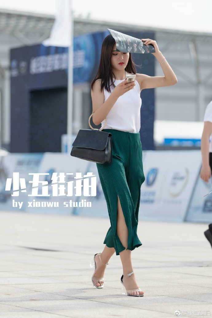 路人街拍：白色紧身裙秀出小姐姐的玲珑身材，长腿很亮丽