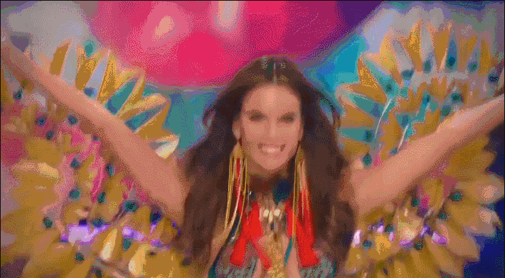 维密天使AA一袭斜肩裹身裙亮相，竟将如此老气卷发演绎出风情万种