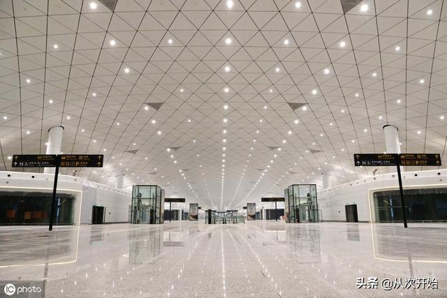  高铁@乘坐这条城际高铁去机场大约15分钟，12元钱票价的确不贵