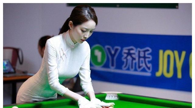  #美女#穿旗袍闪耀全场，球迷称为中式八球“最美女裁判”，气质不输女星