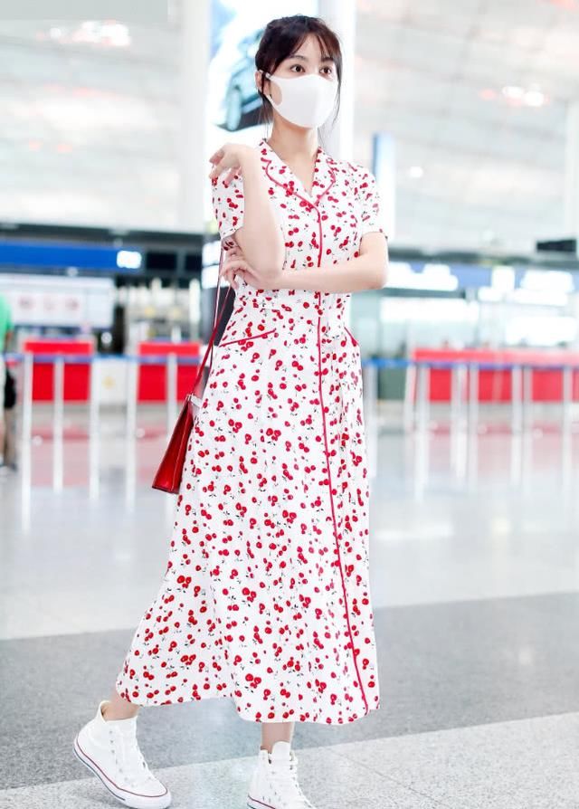 李菲儿穿搭好时髦，连衣裙=睡衣+护士服，一般人容易穿成大