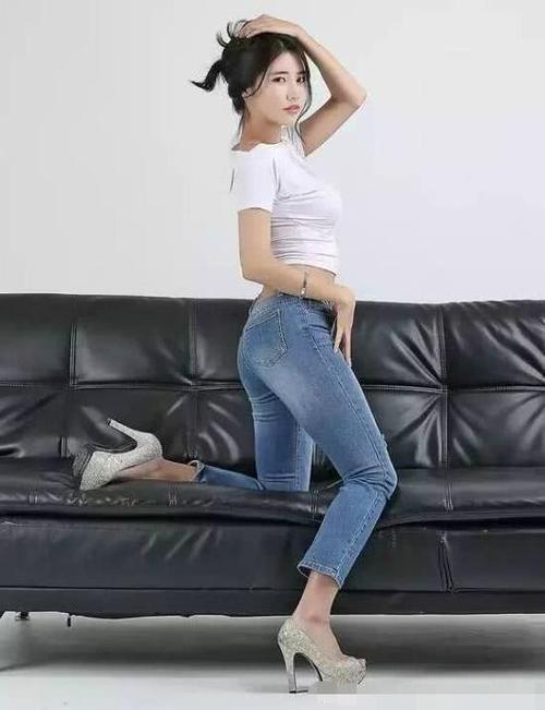 牛仔裤美女的妩媚风情,让人自愧不如