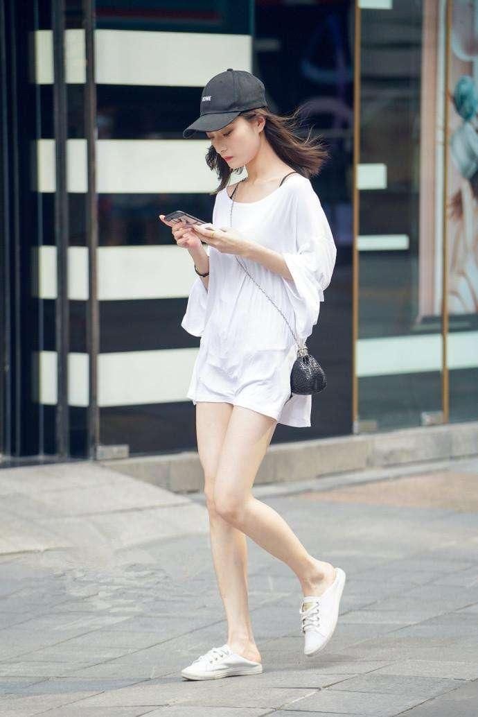 重庆街拍:各种高颜值俏身材大长腿的美女上街，你还走的动路吗?