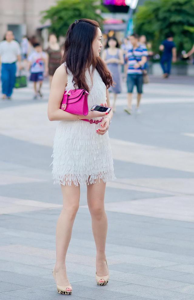 一款经典的高跟鞋搭配好一款个性包臀裙，不需要丝袜你也会很迷人