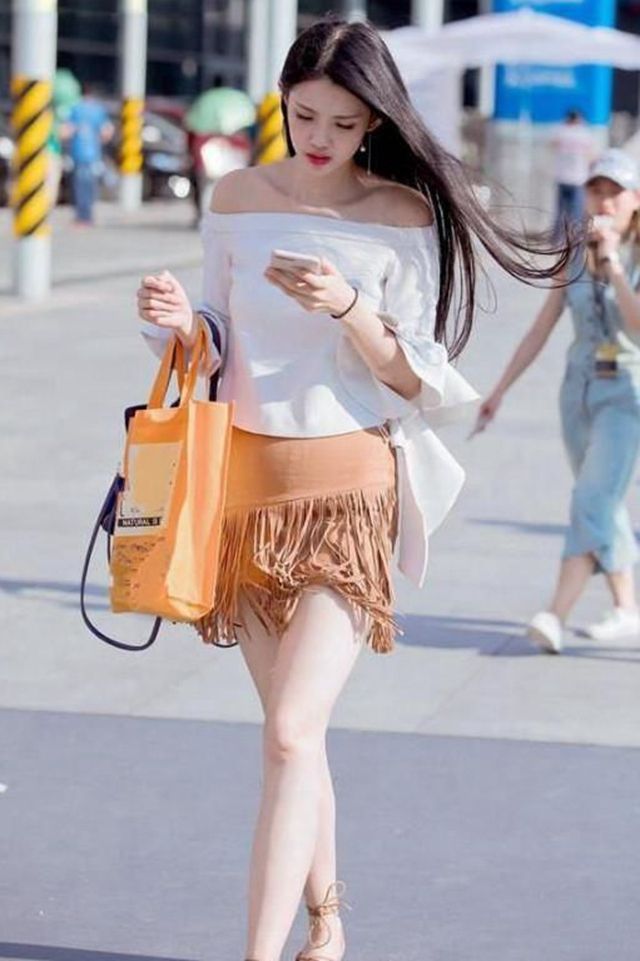 街拍：时尚服饰遇见好身材的一瞬间，真美！网友：旗袍女尽显女人