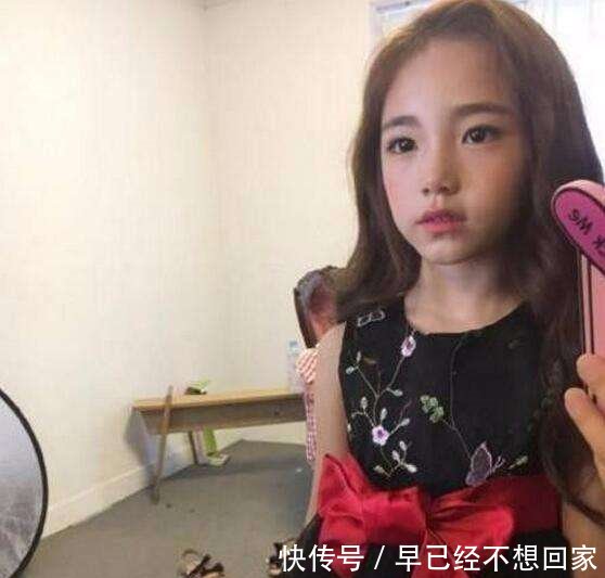 她6岁开始化妆, 导致骨骼停止生长, 身高停留在12岁, 代价太大了