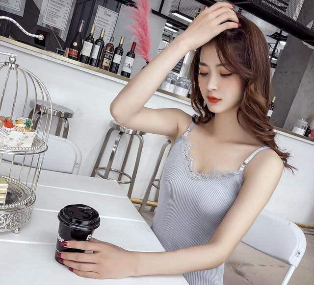 清纯甜美的小姐姐，走到哪里都十分的受人欢迎