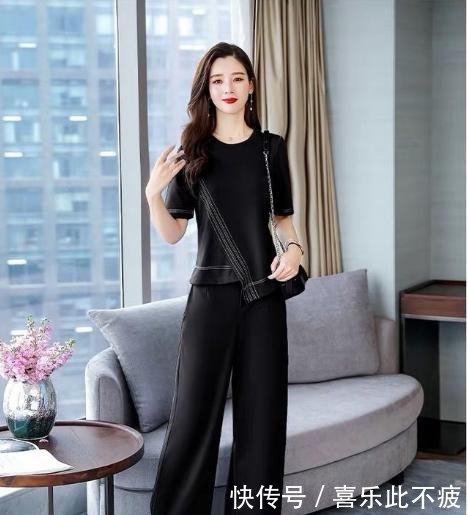  女人：刚上新的一种“高级灰”套装，适合6070后女人穿，高雅超嫩美