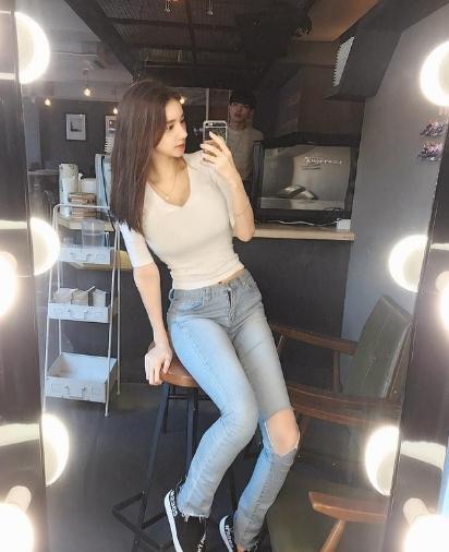 街拍：美艳动人的紧身裤小姐姐，身姿丰盈，彰显洒脱的女性魅力!