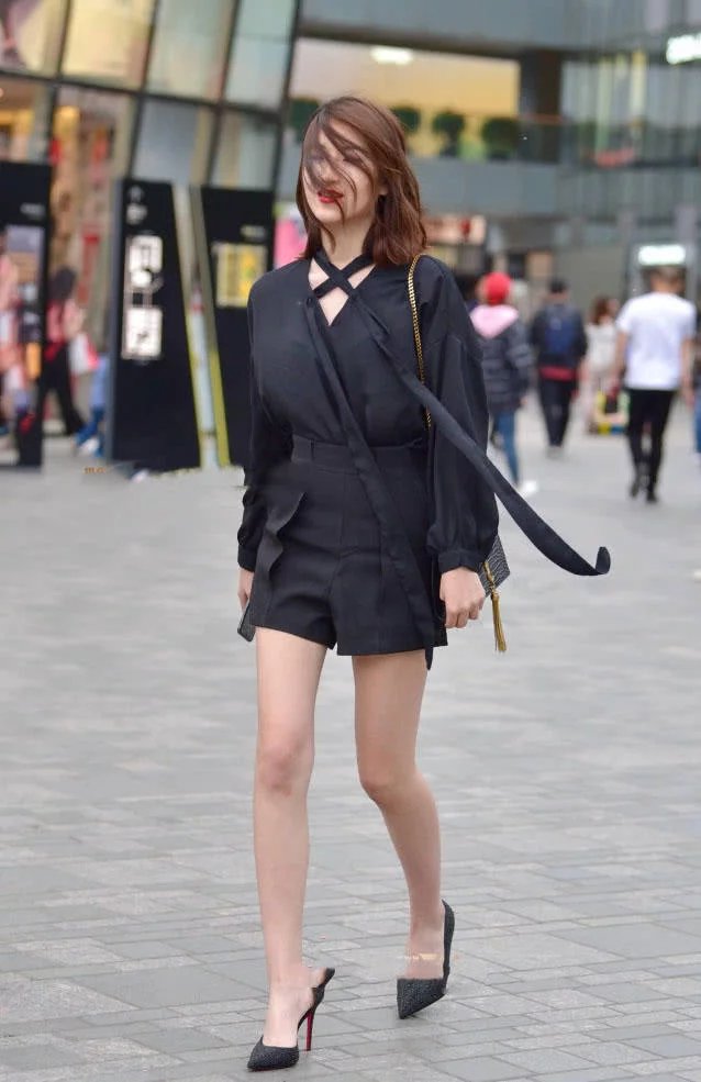 苗条小姐姐短裤搭配高跟鞋小女人味儿十足，旁边的弟弟忍不住偷看