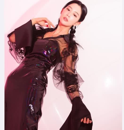 第一美女克拉拉，第五张图，大长腿配黑丝袜