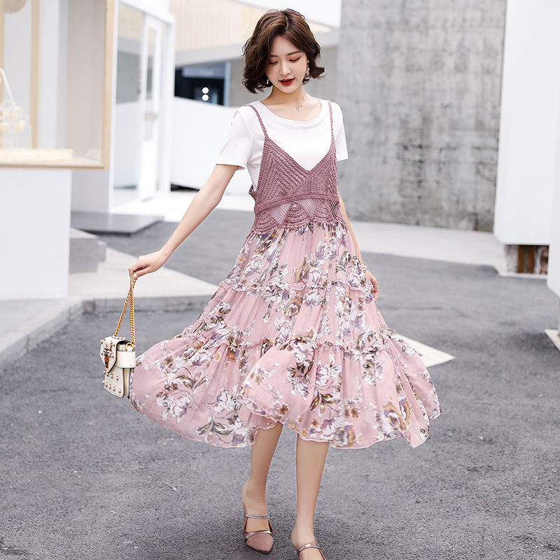 自带凉爽效果的吊带裙在八月很受欢迎，凸显窈窕身材，动人心弦