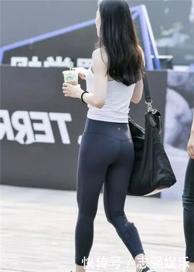 气质小姐姐身穿黑色皮裤搭配白色背心完美身材凹凸有致,旁边女孩