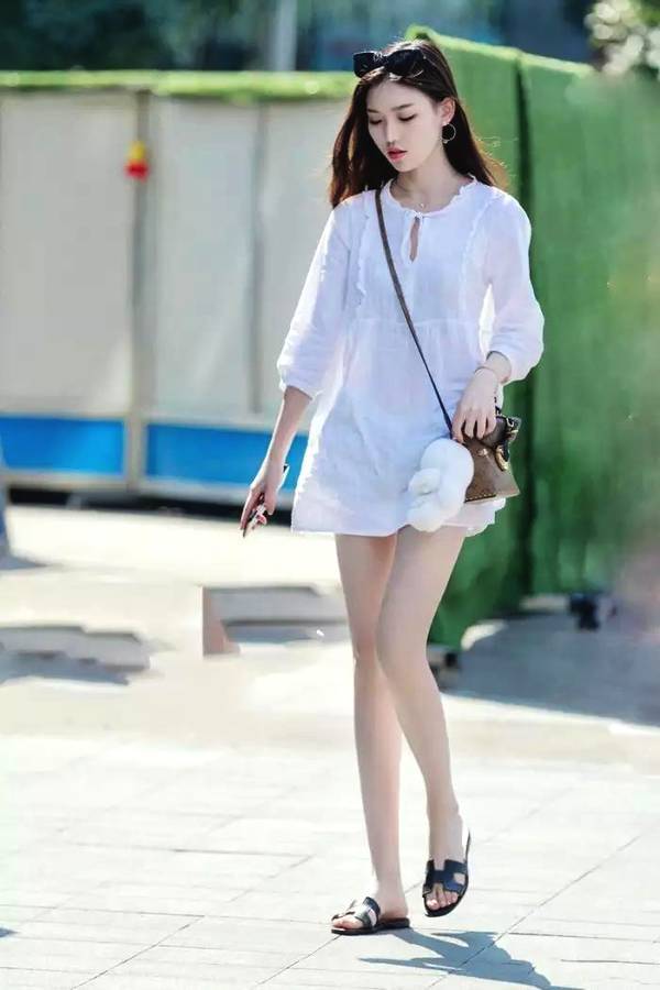 小姐姐粉色的紧身衣与黑色的皮裙，优雅又大方！