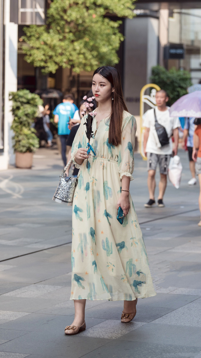 街拍：小姐姐的花色薄纱长裙时尚性感，尽显高挑美丽的身材