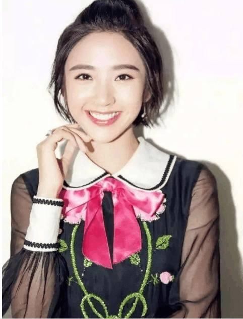 欧阳娜娜穿蕾丝裙撞上唐艺昕,都是清纯小姑娘