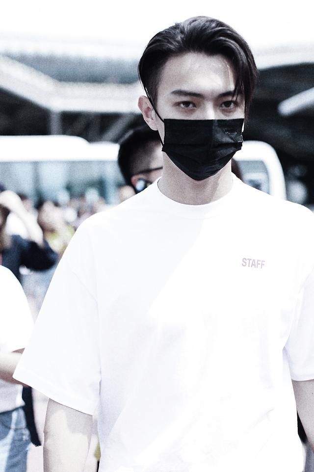 “傅恒”许凯颜高任性!裤子的绳带没系就敢出门,居然还有点小帅