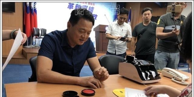 出人意表 周锡玮抢先缴纳500万参选保证金！