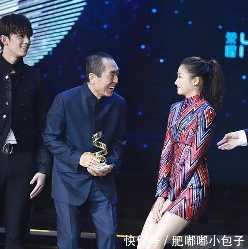 关晓彤 裙子太短一直用手盖,旁边吴磊表情亮了!