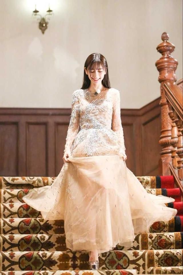 杨颖现身活动同时秀腿、秀腰、露美背，网友：教主同意了吗？