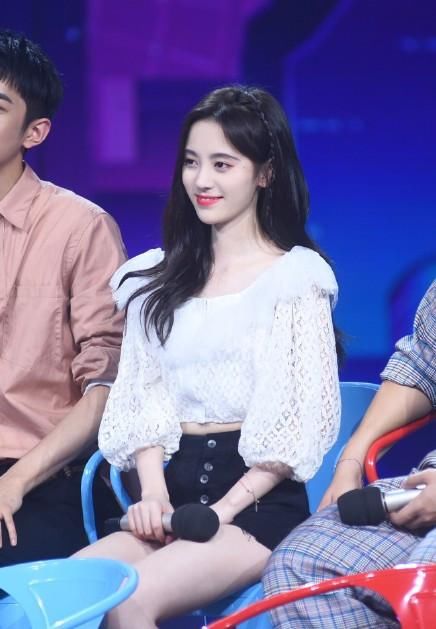 鞠婧祎嫌简直了!嫌短裤不够短,在腿根剪掉两块布,安全裤都露了