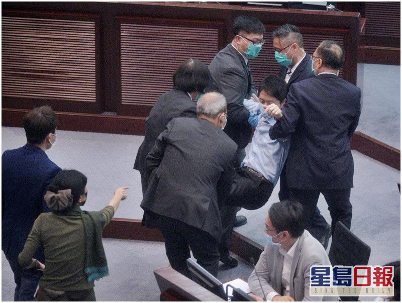  委员会|香港立法会内务委员会再爆冲突，6名反对派议员被抬离会场