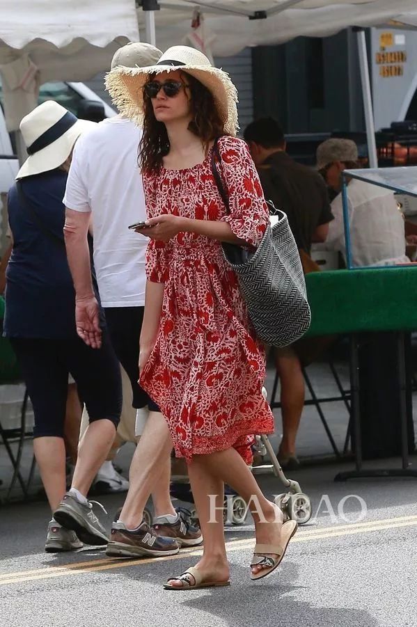 好看| 连衣裙+凉拖这组绝配CP，上班约会谁穿谁美!