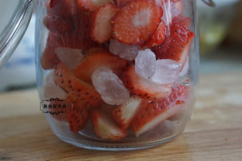  「草莓」草莓酒好喝有窍门，老妈30多年的秘方，滴滴香醇，解春困就靠它了