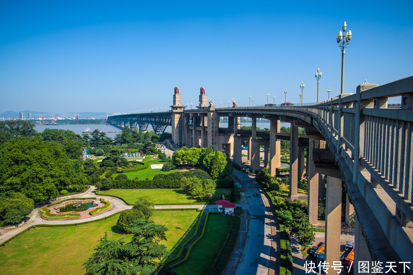 中国修建这一桥梁时被美国专家取笑，工程建完后却被誉为世界奇迹