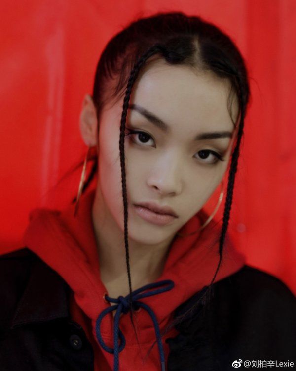 同时撞脸倪妮蕾哈娜是什么感受?而且这位刘柏辛的上扬眼也太撩人