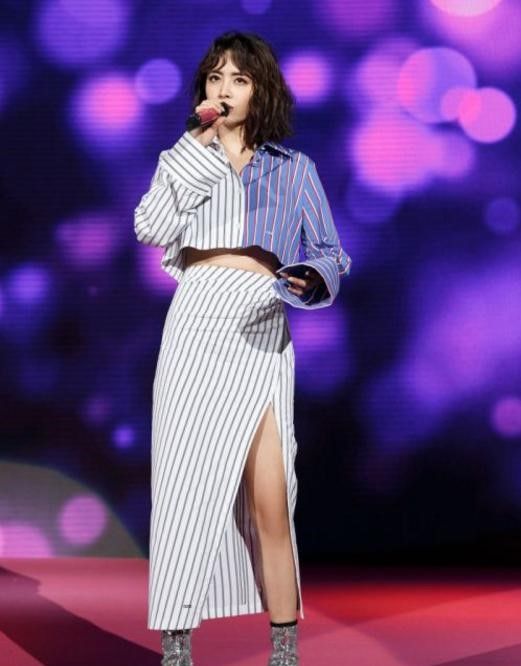 歌后蔡依林穿牛仔裤露“三角区”，女生都不敢看，网友:真大胆!