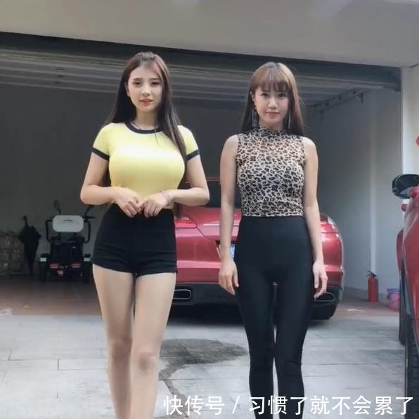 街拍：一对时尚的小姐姐齐秀长腿