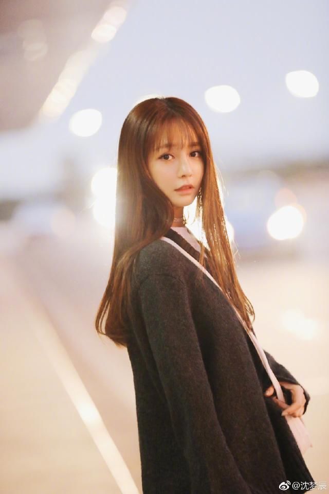 吴昕沈梦辰机场秀，一个潮到飞起，一个土到掉渣，网友:相差太大