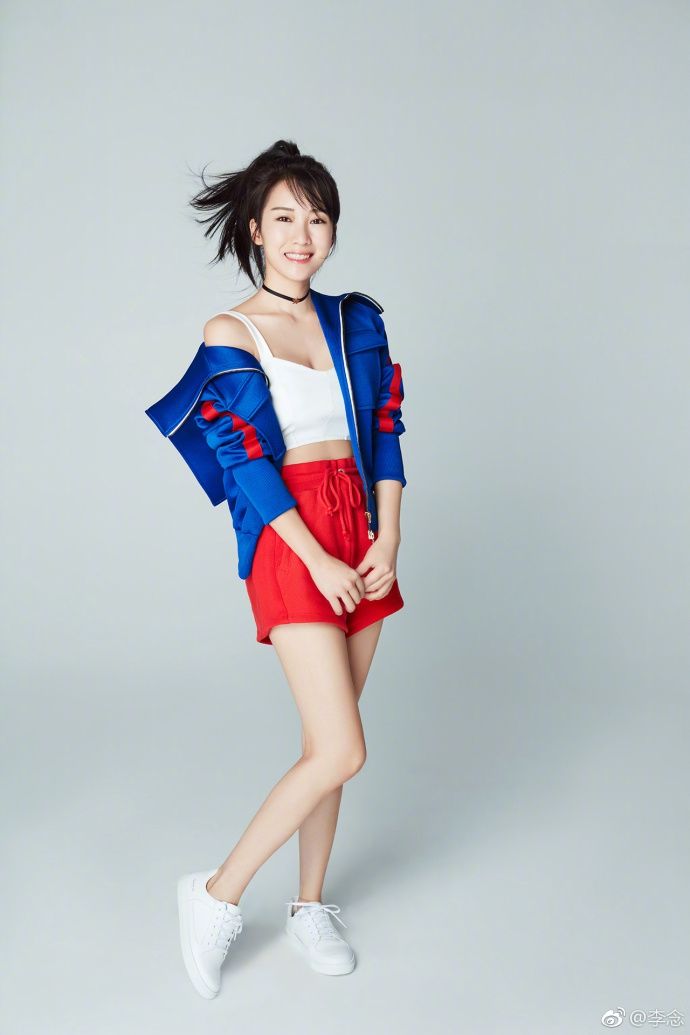 阔太李念最新写真曝光，大秀蛮腰身材好，网友:满屏的青春活力