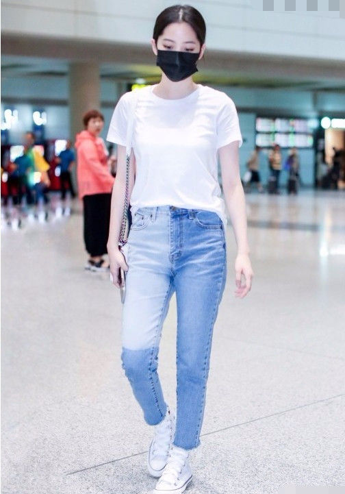 欧阳娜娜终于不再保守了?大方秀出美腿,是“腿精”没错了