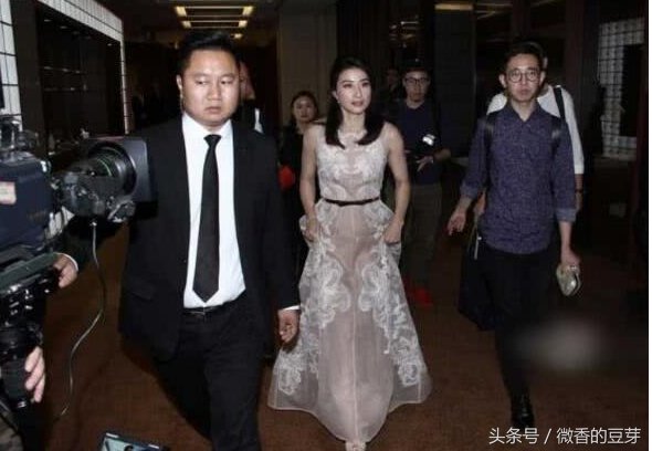 郭晶晶穿礼服出席活动，好身材一览无遗，网友:终于穿出了阔太气