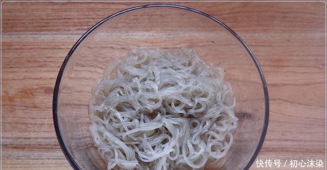  『小伙』豆芽炒粉条怎么做好吃山东小伙的做法，简单家常，老婆孩子喜欢