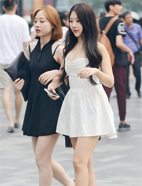 不失|街拍肤白貌美的小姐姐身穿一字肩,散发着甜美气息又不失女人味