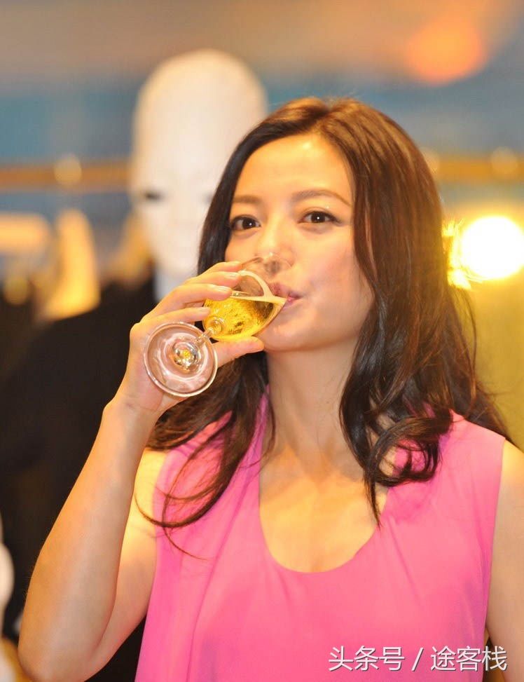 赵薇穿着一件黄色大衣内搭一件粉色连衣裙使得身材略显臃肿